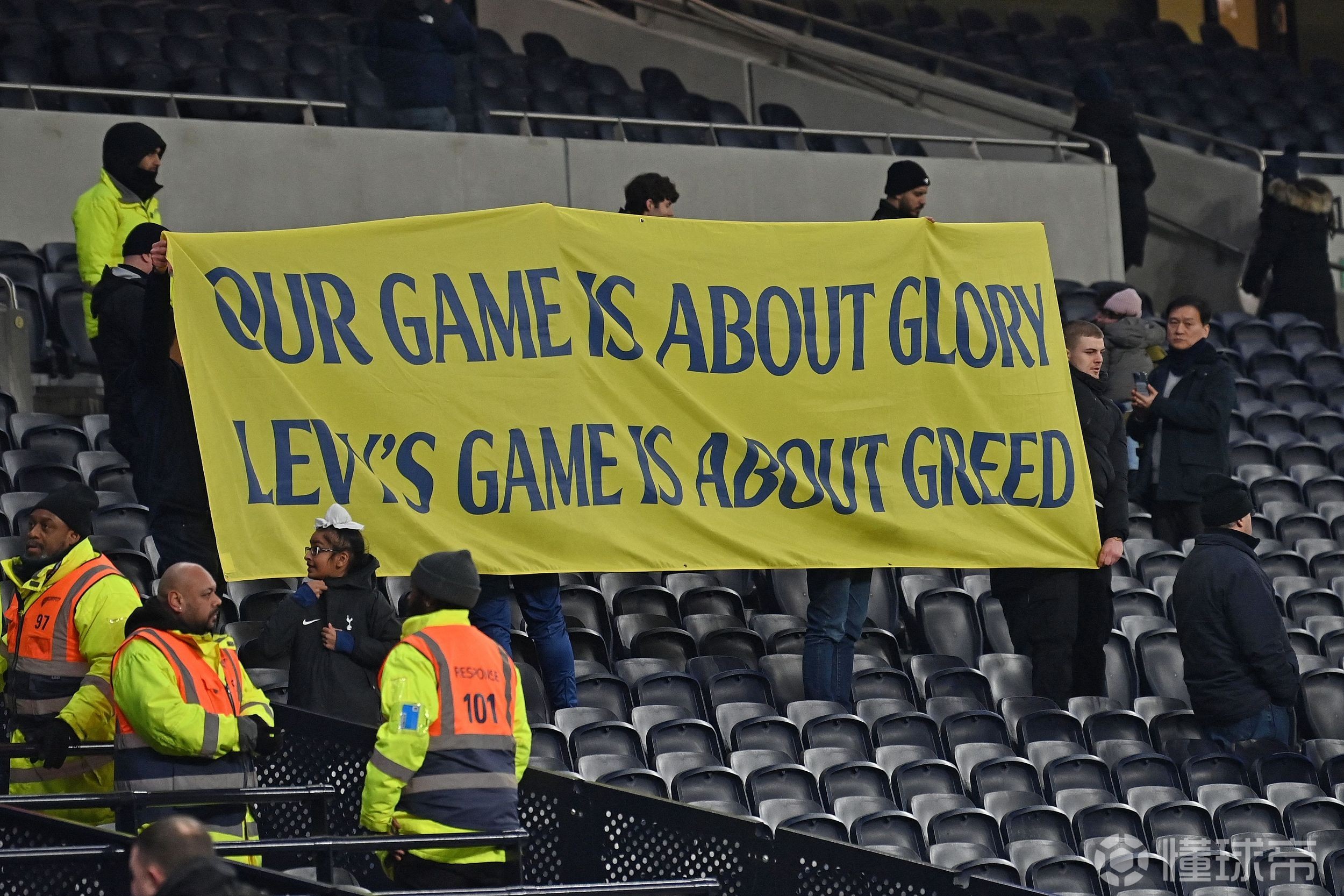 赛地聚焦——亚冠集结日热度飙升，马赛外线爆发，话题不断，团队化学反应显著(本泽马加盟沙特联赛)